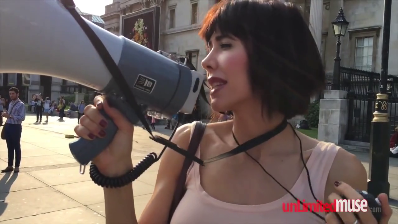 Mirror Box – Performance by Milo Moire