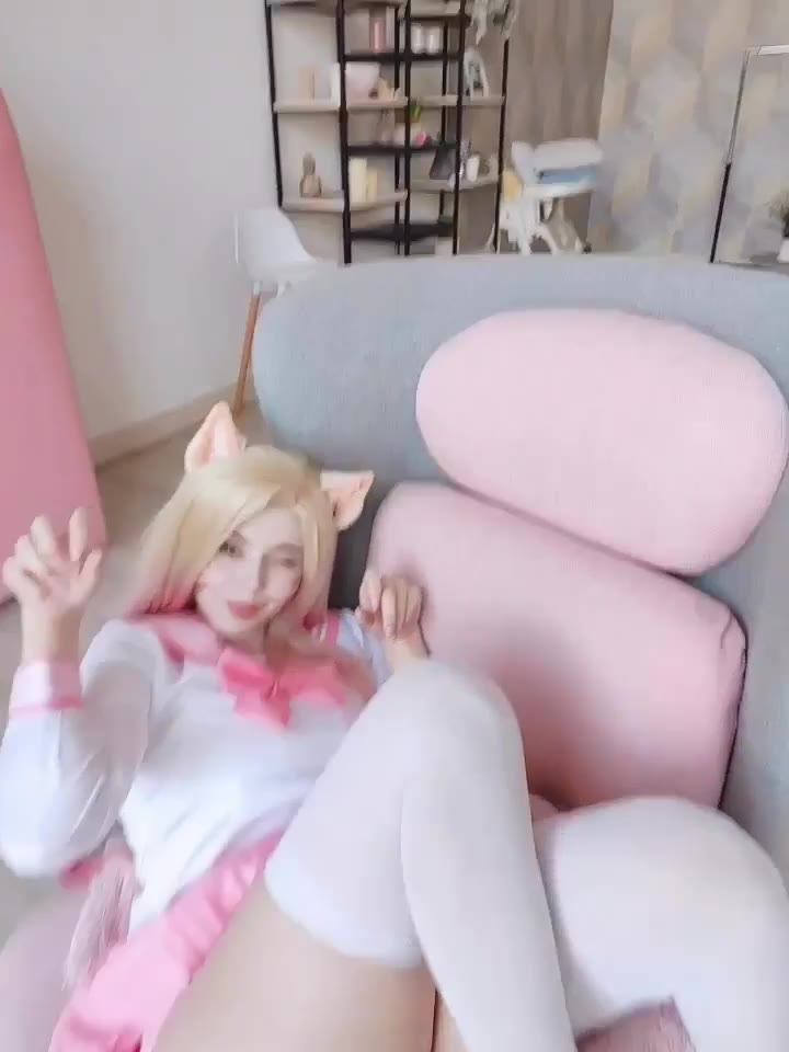 Alina Becker – Ahri Schoolgirl